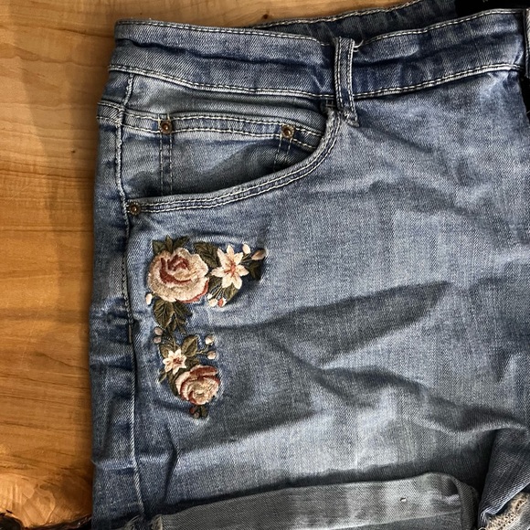 ♥️⭐️Flowered Jean Shorts - Picture 2 of 4